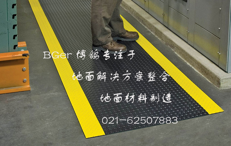 輕型工業防滑地墊，黑色人字形表紋+黃邊-圖一