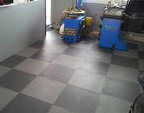 工廠用鎖扣式軟地板 黑色+灰色 工廠車間工業(yè)塑膠地板 即鋪即用無需停機(jī)